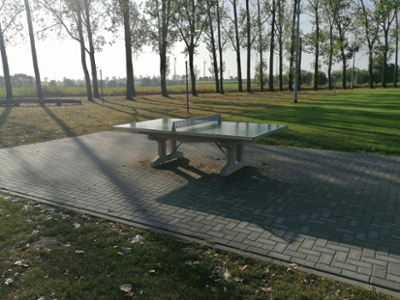 Tischtennisplatte am Sportplatz